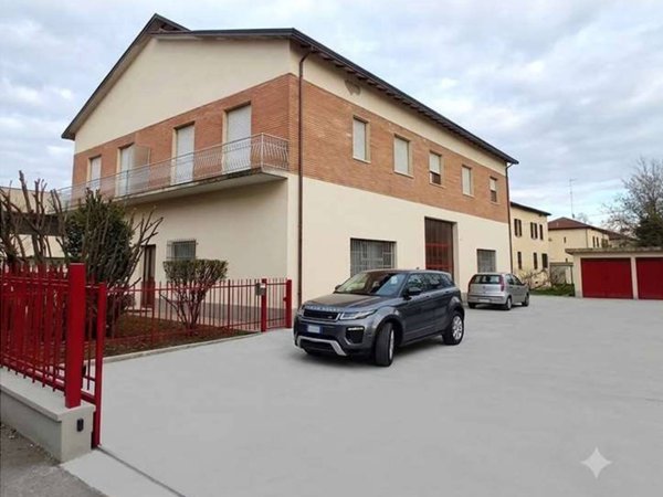 casa indipendente in vendita a Reggio nell'Emilia in zona Città Storica
