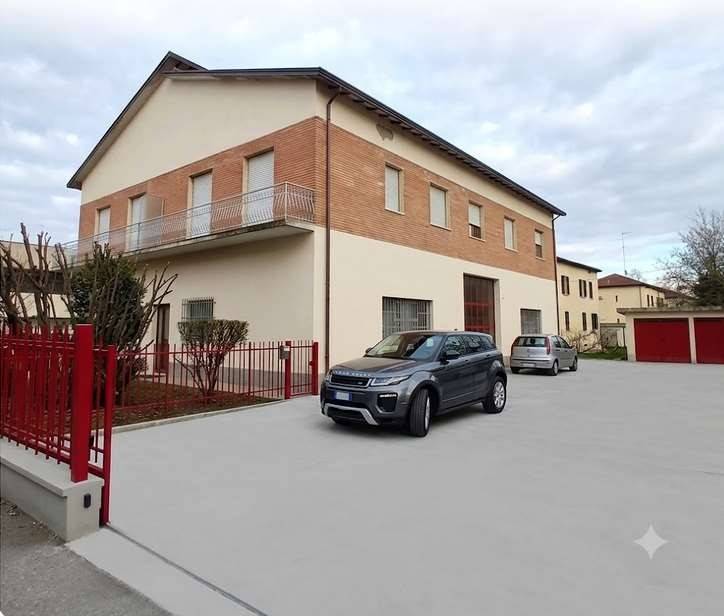 casa indipendente in vendita a Reggio nell'Emilia in zona Ospizio
