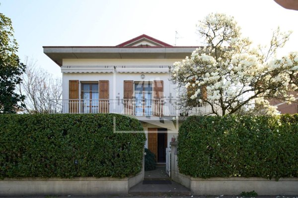 casa indipendente in vendita a Reggio nell'Emilia in zona Santa Croce