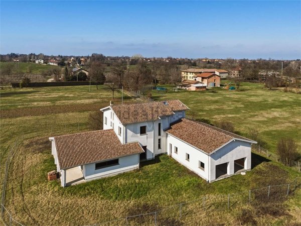 casa indipendente in vendita a Reggio nell'Emilia in zona Rivalta
