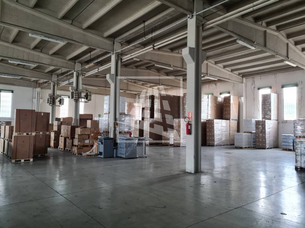locale commerciale in vendita a Reggio nell'Emilia in zona Meccaniche Reggiane
