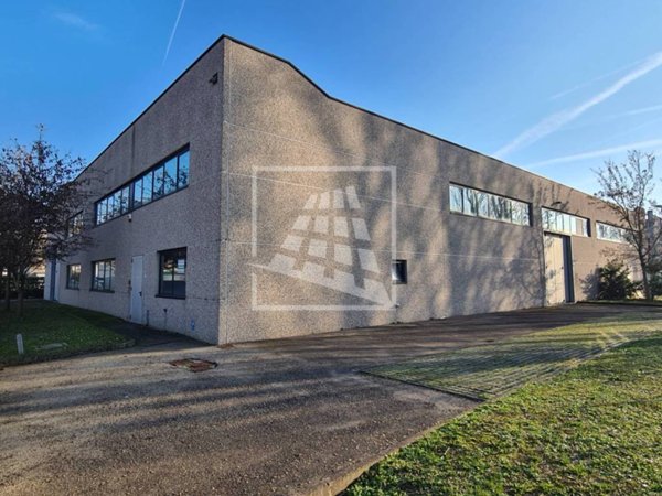 locale commerciale in vendita a Reggio nell'Emilia in zona Cella
