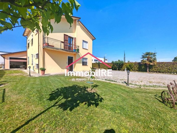 casa indipendente in vendita a Reggio nell'Emilia in zona Mancasale