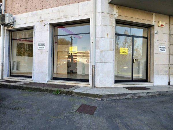 negozio in vendita a Reggio nell'Emilia in zona Città Storica