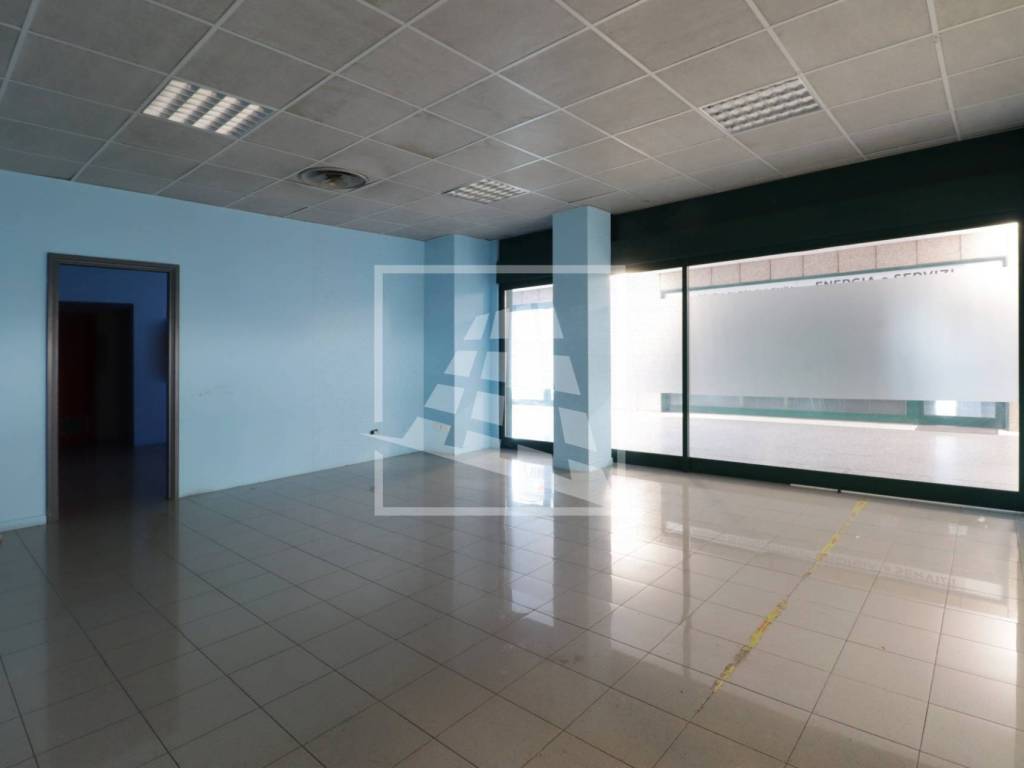 negozio in vendita a Reggio nell'Emilia in zona Mirabello