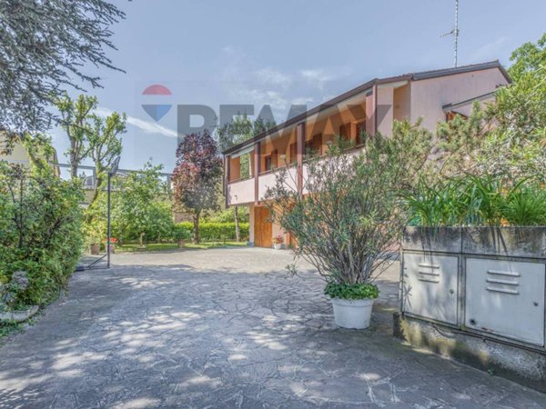 casa indipendente in vendita a Reggio nell'Emilia in zona Città Storica
