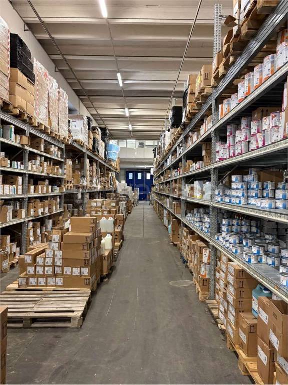 locale commerciale in vendita a Reggio nell'Emilia in zona Ospizio