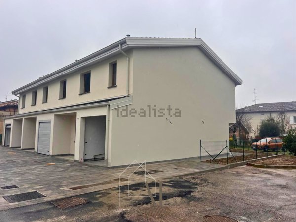 casa indipendente in vendita a Reggio nell'Emilia in zona Gavassa