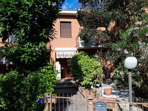 casa indipendente in vendita a Reggio nell'Emilia in zona Codemondo