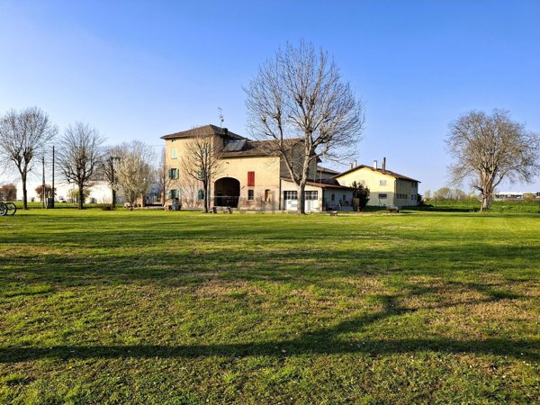casa indipendente in vendita a Reggio nell'Emilia in zona Cella