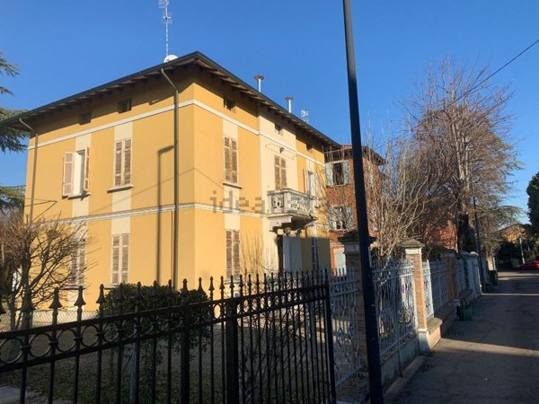 casa indipendente in vendita a Reggio nell'Emilia in zona Santa Croce