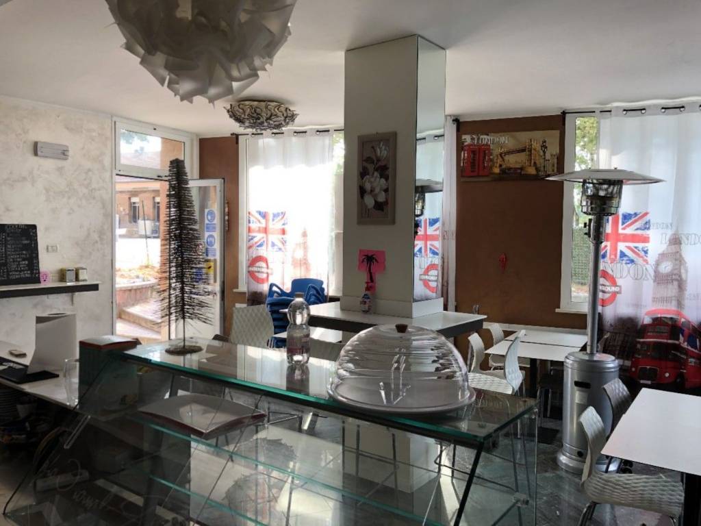 negozio in vendita a Reggio nell'Emilia in zona Roncocesi