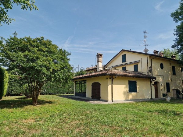 casa indipendente in vendita a Reggio nell'Emilia in zona Cavazzoli