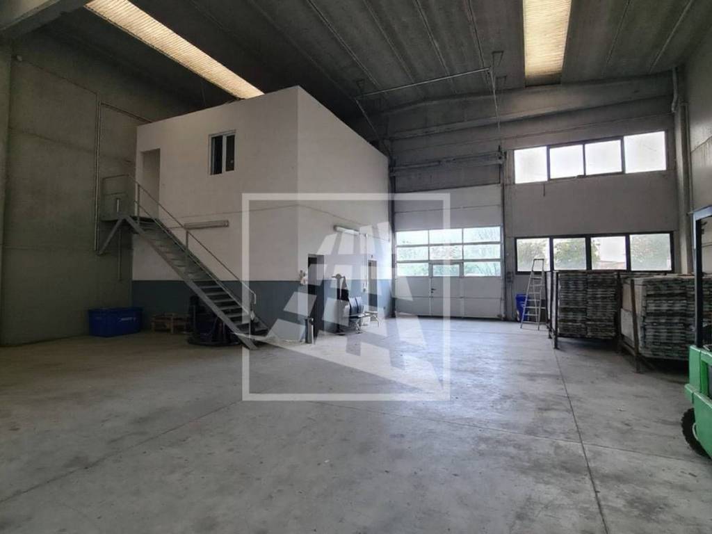 locale commerciale in vendita a Reggio nell'Emilia in zona Sesso