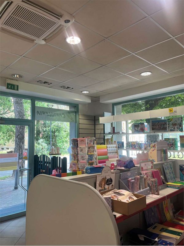 negozio in vendita a Reggio nell'Emilia in zona Compagnoni / Migliolungo