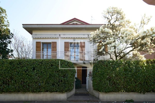 casa indipendente in vendita a Reggio nell'Emilia in zona Santa Croce