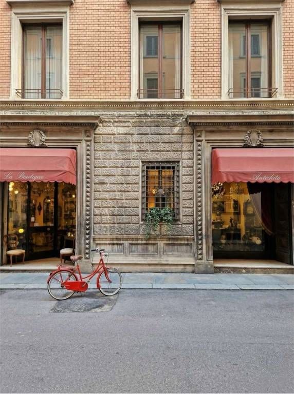 negozio in vendita a Reggio nell'Emilia in zona Città Storica