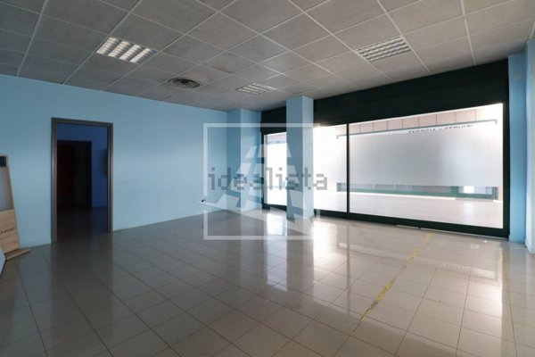 locale commerciale in vendita a Reggio nell'Emilia in zona Mirabello