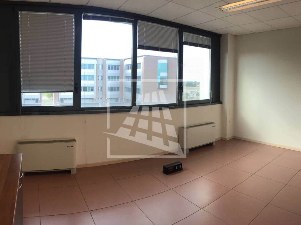 ufficio in vendita a Reggio nell'Emilia in zona Tribunale