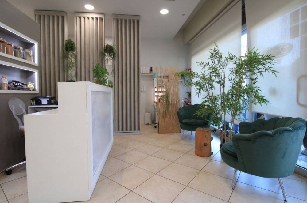 locale commerciale in vendita a Reggio nell'Emilia in zona Tondo