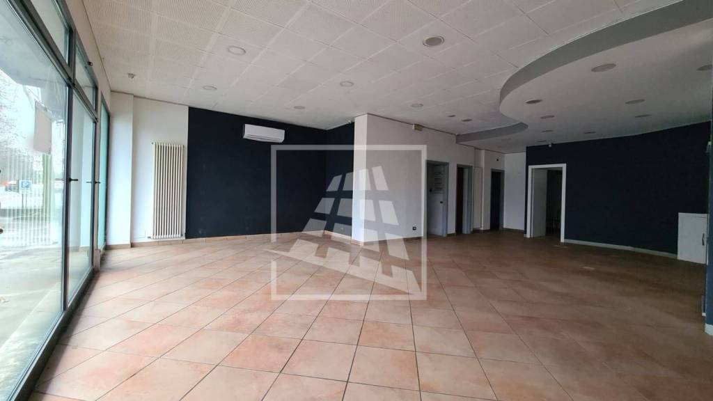locale commerciale in vendita a Reggio nell'Emilia in zona Bainsizza
