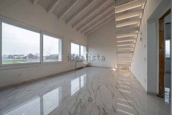 casa indipendente in vendita a Reggio nell'Emilia in zona Cavazzoli