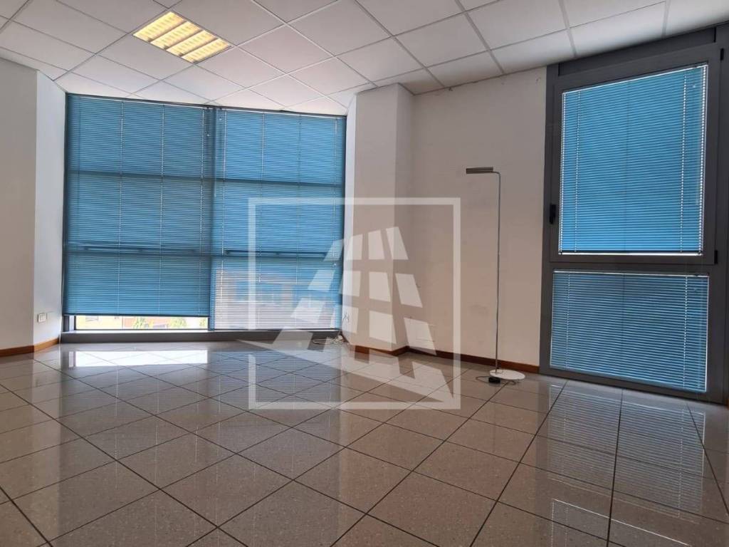 ufficio in vendita a Reggio nell'Emilia in zona Tribunale