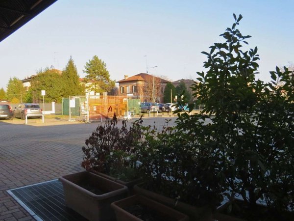 negozio in vendita a Reggio nell'Emilia in zona Tribunale