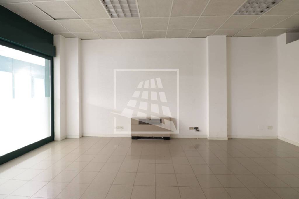 locale commerciale in vendita a Reggio nell'Emilia