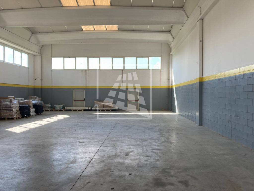locale commerciale in vendita a Reggio nell'Emilia in zona Pratofontana