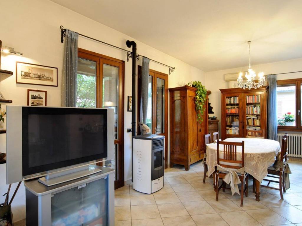 casa indipendente in vendita a Reggio nell'Emilia in zona Rosta Nuova
