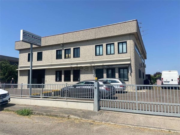locale commerciale in vendita a Reggio nell'Emilia in zona Cella