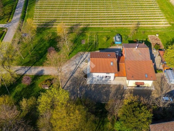 casa indipendente in vendita a Reggio nell'Emilia
