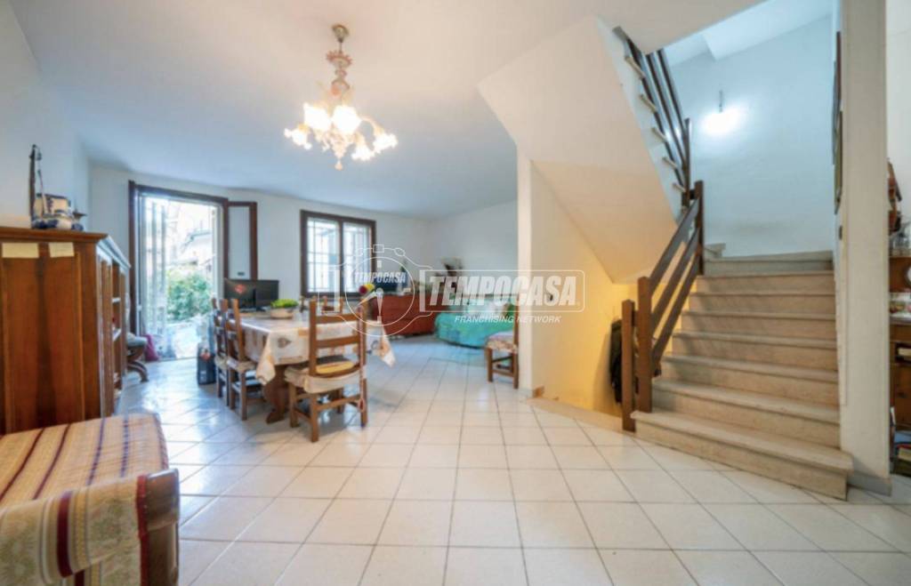 casa indipendente in vendita a Reggio nell'Emilia in zona Rosta Nuova