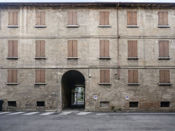 intera palazzina in vendita a Reggio nell'Emilia in zona Città Storica