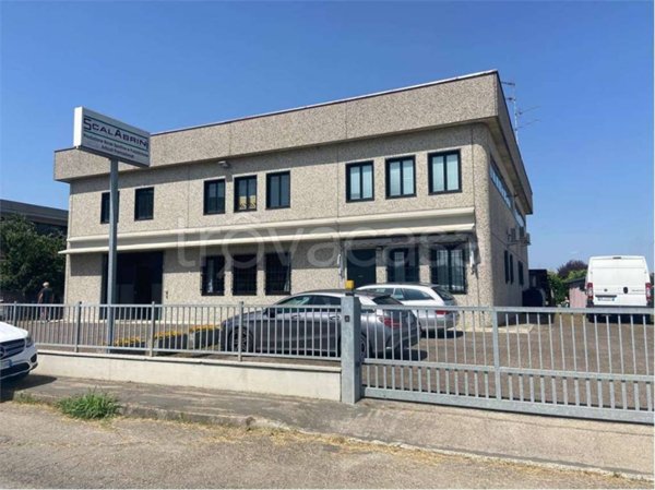 locale commerciale in vendita a Reggio nell'Emilia in zona Cella