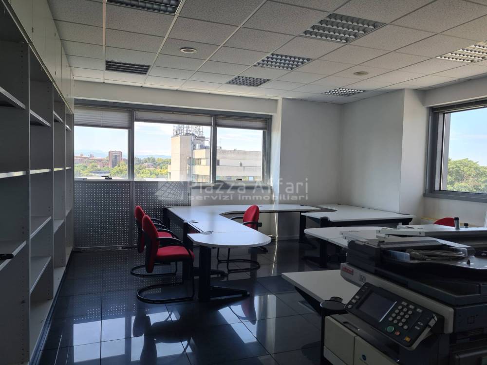 ufficio in vendita a Reggio nell'Emilia in zona Tribunale