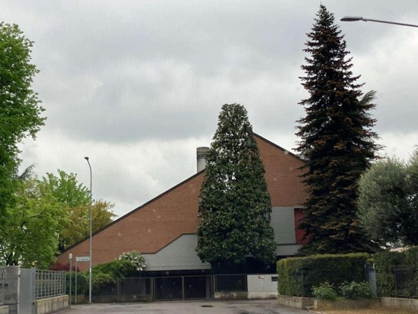 casa indipendente a Reggio nell'Emilia in zona San Pellegrino / Villa Canali