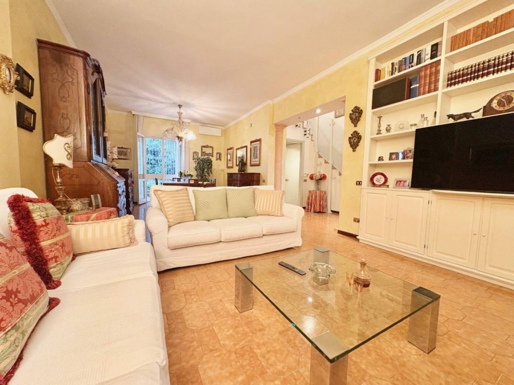 casa indipendente a Reggio nell'Emilia in zona San Pellegrino / Villa Canali
