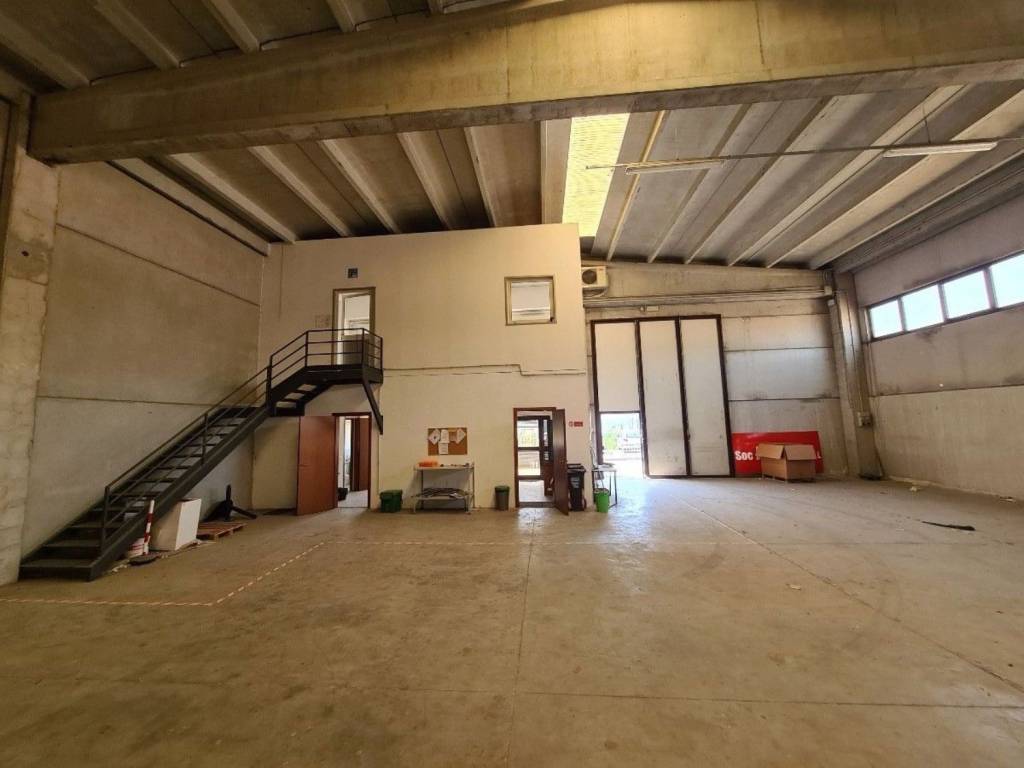 locale commerciale in vendita a Reggio nell'Emilia in zona Cella
