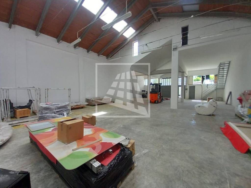 locale commerciale in vendita a Reggio nell'Emilia in zona Gattaglio