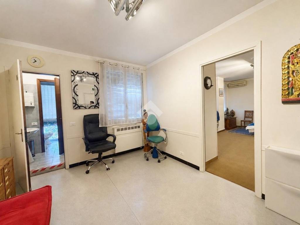ufficio in vendita a Reggio nell'Emilia in zona Buco del Signore