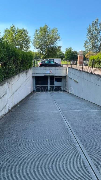 locale commerciale in vendita a Reggio nell'Emilia in zona San Prospero Strinati