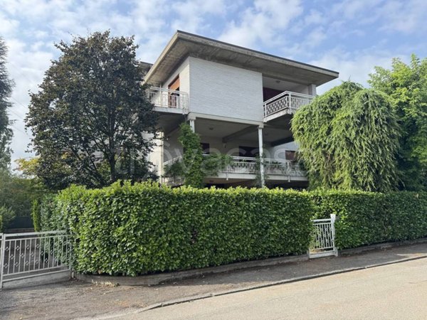 casa indipendente in vendita a Reggio nell'Emilia in zona Orologio