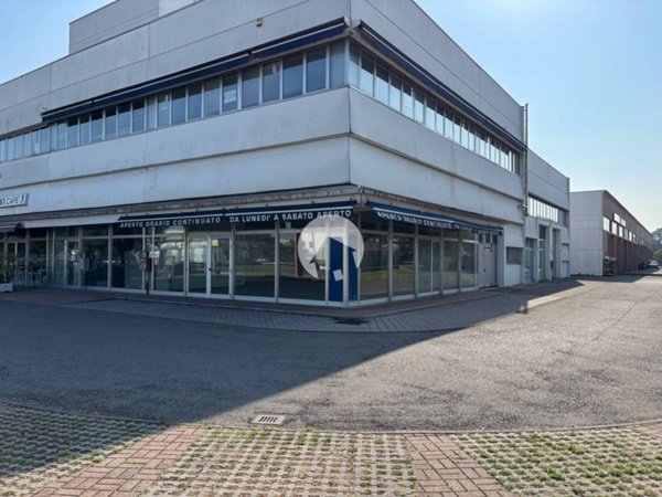 negozio in vendita a Reggio nell'Emilia in zona Cella