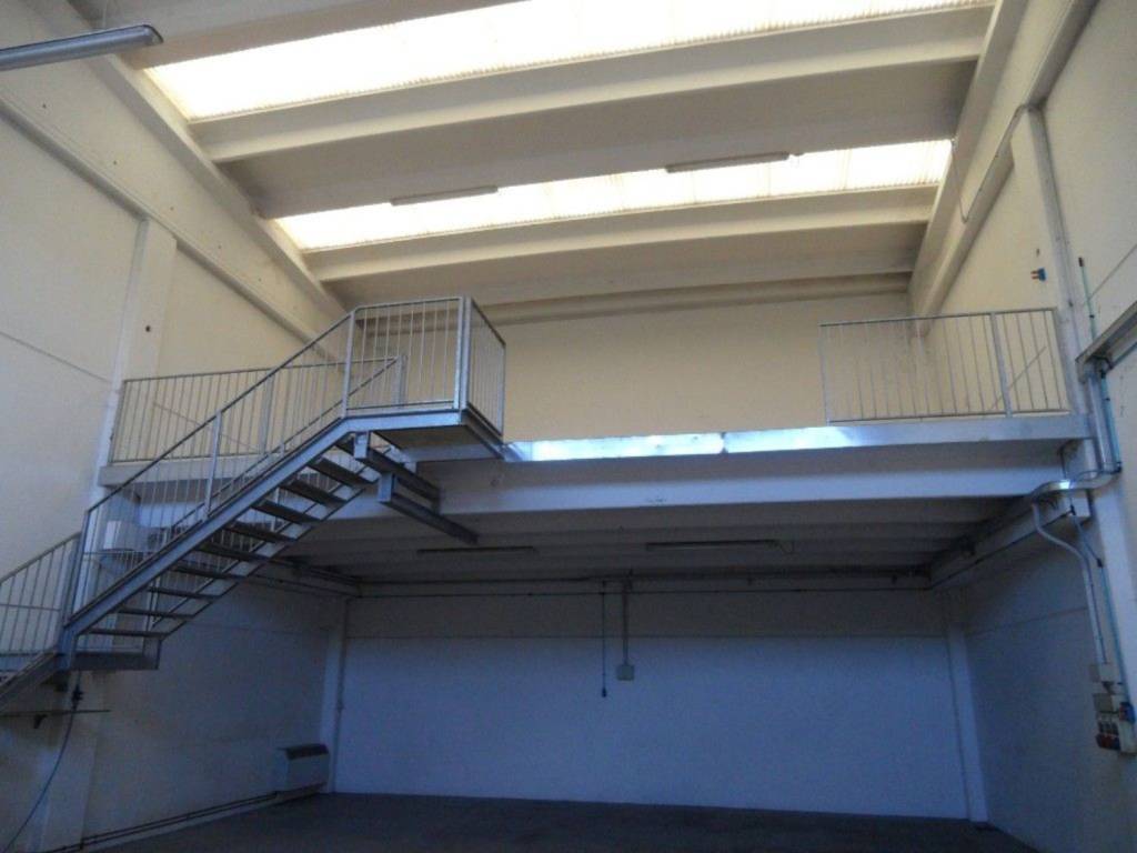 locale commerciale in vendita a Reggio nell'Emilia