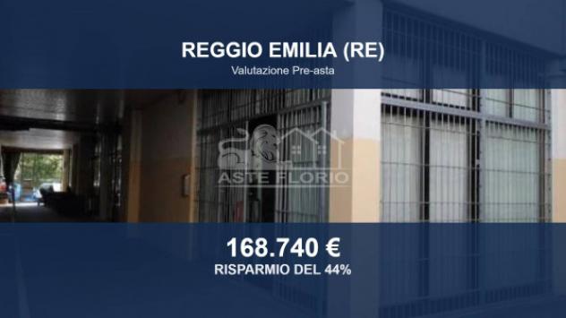 negozio in vendita a Reggio nell'Emilia in zona Carrozzone