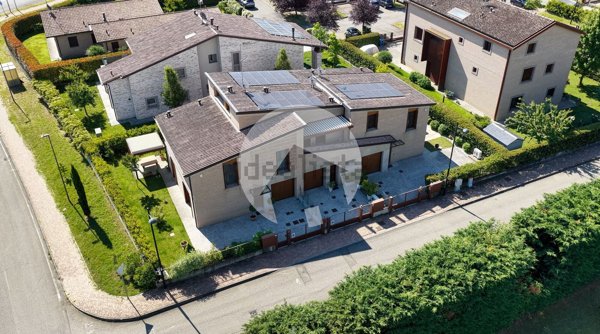 casa indipendente in vendita a Reggio nell'Emilia