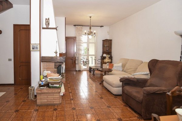 casa indipendente in vendita a Reggio nell'Emilia in zona Rivalta