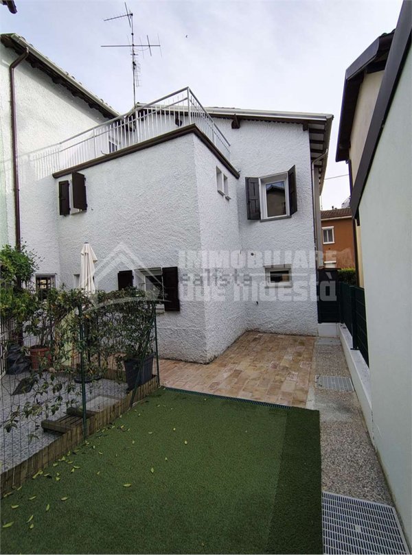 casa indipendente in vendita a Reggio nell'Emilia in zona Baragalla